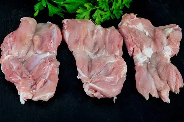 Pack x 3 Bandejas de Pata Muslo Deshuesada de Pollo de Pastura Plumas Verdes (1kg. aprox. c/bandeja)